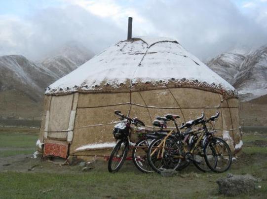 cycle-couple-uyghur-yurt-at-kara-kul-lake