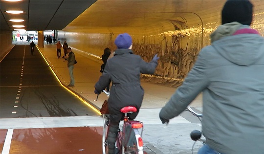 tunnel-ciclabile-amsterdam-2