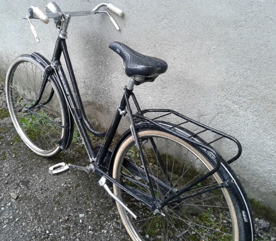 Una bici da passeggio da donna vintage con una sella per utenza femminile. Notate lo spessore del rivestimento e l’ampiezza della parte posteriore