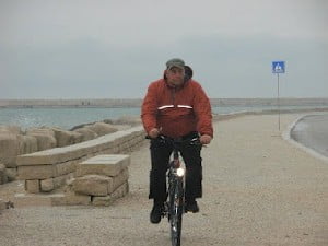 In bicicletta per l’Europa con un messaggio dalla Grecia