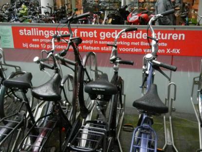 Le nuove rastrelliere olandesi: in 10 metri 13 bici in più