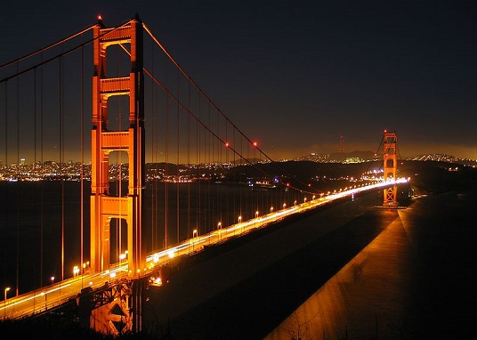 Il Golden Gate Bridge di notte