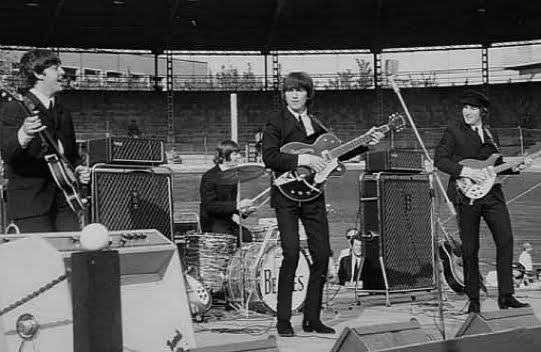 Beatles_in_concerto_al_Velodromo_Vigorelli-1965