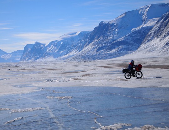 La prima corsa in bici sull’isola di Baffin