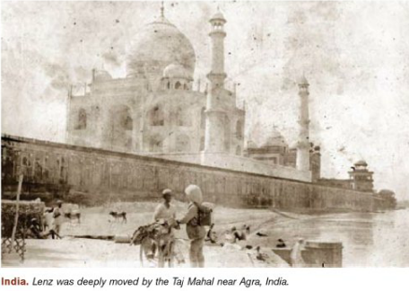 Frank Lenz in India davanti al Taj Mahal