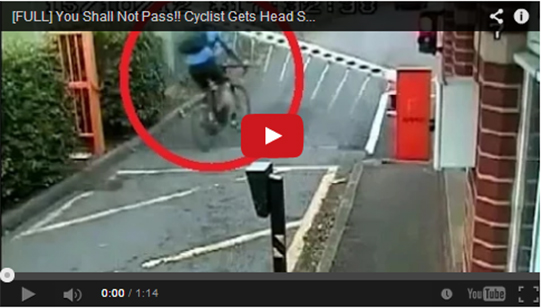 [VIDEO] Probabilmente il ciclista più stupido del mondo