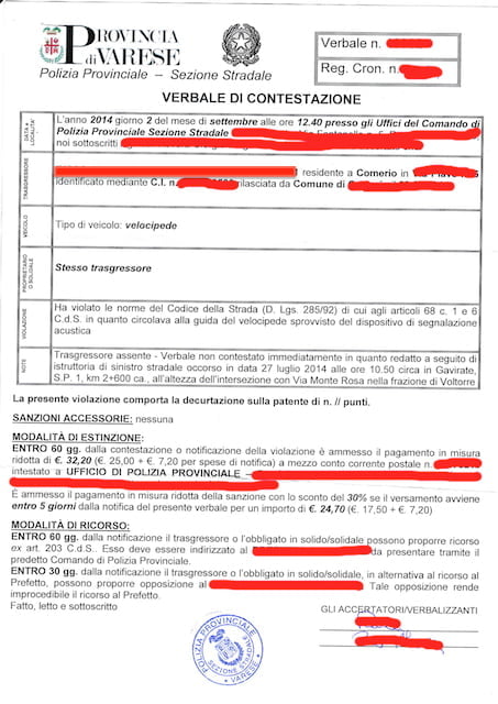 Ciclista investito da un’auto multato perché senza campanello