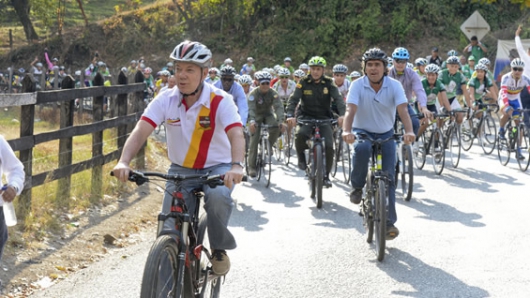Il presidente colombiano annuncia: “girerò il paese in bicicletta”