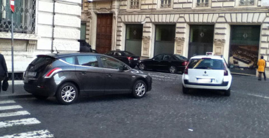 Ciclista cade su auto della finanza in sosta vietata e gli chiedono 700 € di danni.