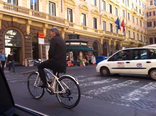 Graziano Delrio si è insediato (in bici)
