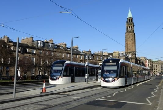 Edimburgo, la bici sale sul tram