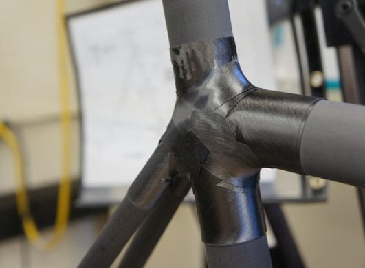 Ciondolo In Acciaio Inox Nero Con Inserto In Fibra Di Carbonio Gialla E Quattro Zirconi, Catena 24 Pollici Inclusa