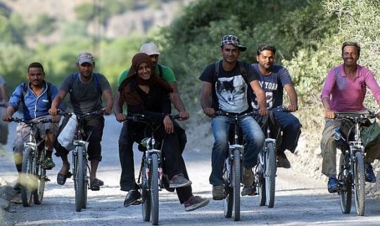 Migliaia di migranti attraversano la Macedonia in bicicletta