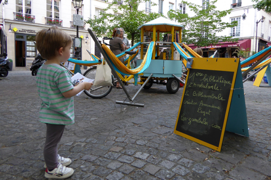 Una biblioteca a pedali per le strade di Parigi