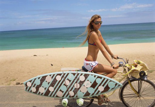 12 modi per portare la tavola da surf in bicicletta