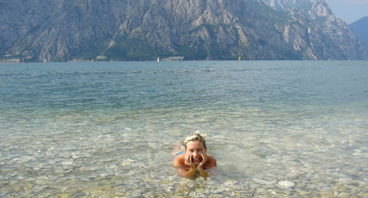 Bagno nelle acque tonificanti del lago di Garda