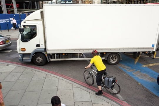 LONDRA_CAMION_SALVAICICLISTI_2