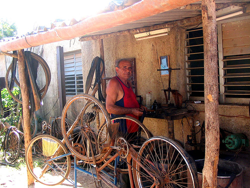 meccanico di bici a Cuba