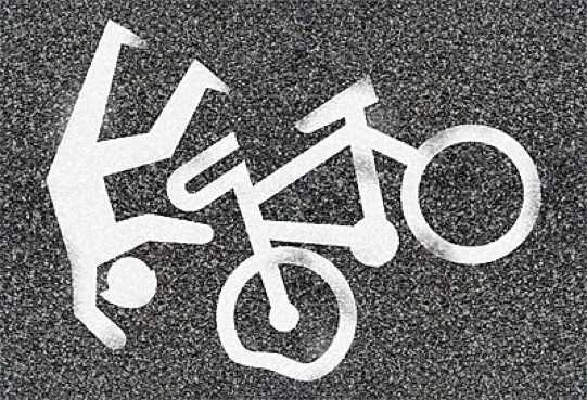 Cade dalla sua bici: i vigili la multano per incapacità