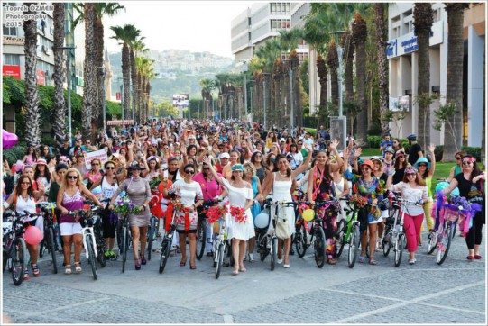 donne in bicicletta izmir