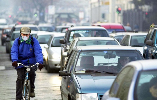 La mobilità insostenibile degli italiani: l’uso dell’auto continua a crescere