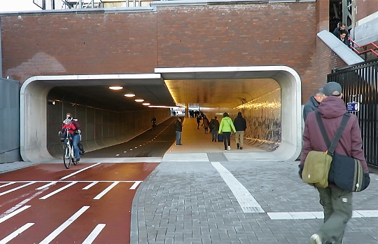 Il nuovo tunnel ciclopedonale della stazione di Amsterdam