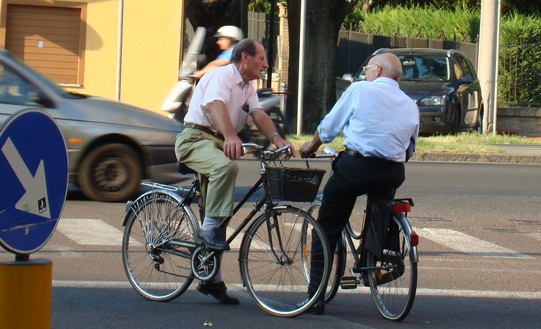 La bici non va in pensione: anziani autonomi grazie alle due ruote