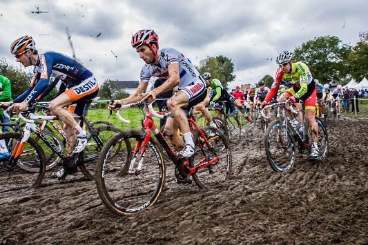Gara di ciclocross nel fango
