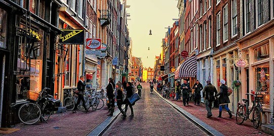 Amsterdam potrebbe chiudere alle bici “le nove stradine”