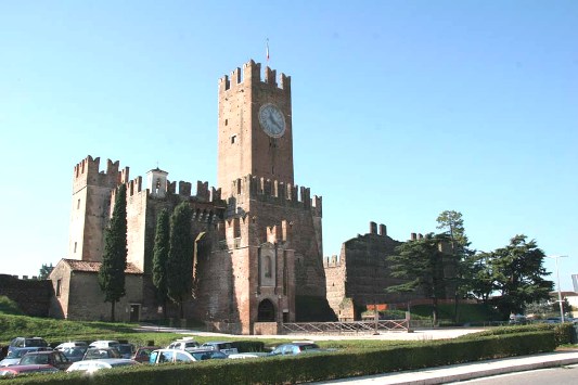 Castello di Villafranca_Piazzale