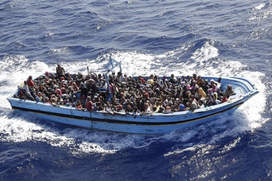 Profughi di origine Subsahariana a bordo di un barcone, Mar Mediterraneo Meridionale, 11 Settembre 2014.  ANSA/GIUSEPPE LAMI