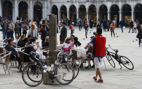 Venezia: stop alle bici dei turisti (anche se condotte a mano)
