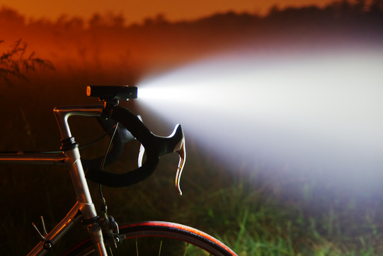 Luci anteriori per bici: quanti lumen sono abbastanza?
