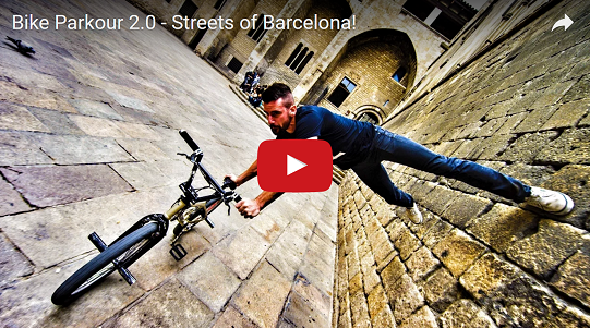 Incredibili evoluzioni in bici nelle strade di Barcellona (video)
