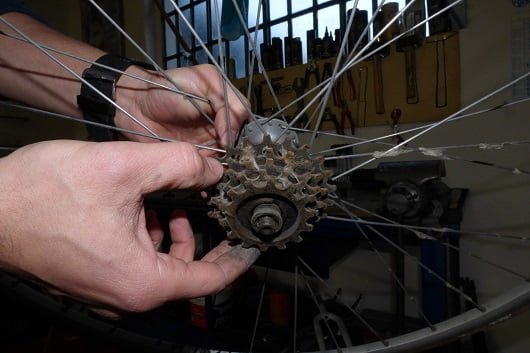 Rimuovere una ruota libera a filetto