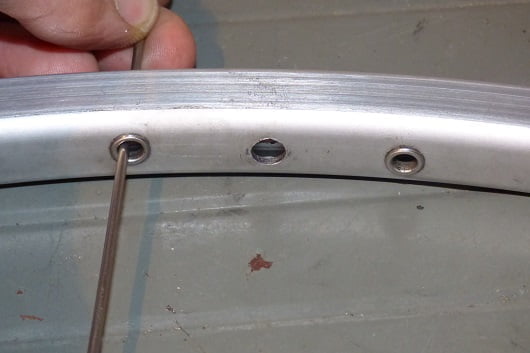 come inserire il primo raggio nella ruota da bici Ruota_12