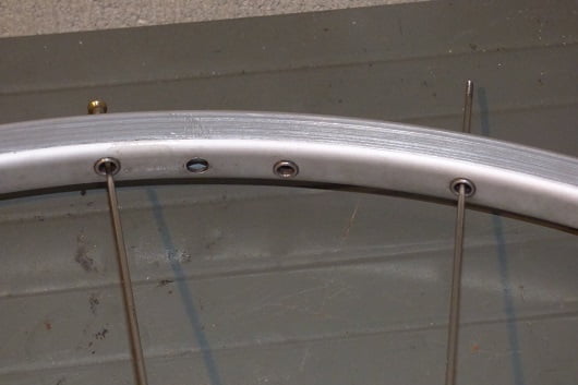 inserire i raggi nei fori del cerchio bici Ruota_17