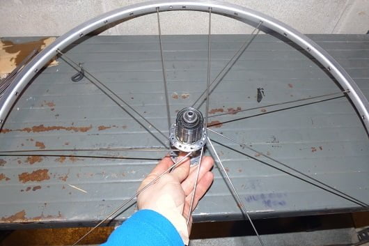 fissare sul cerchio da bici i raggi interni Ruota_31