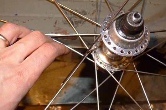 inserire i raggi di sinistra del cerchio bici Ruota_52