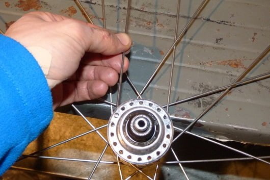 procedure per inserire i raggi nel cerchio bici Ruota_53