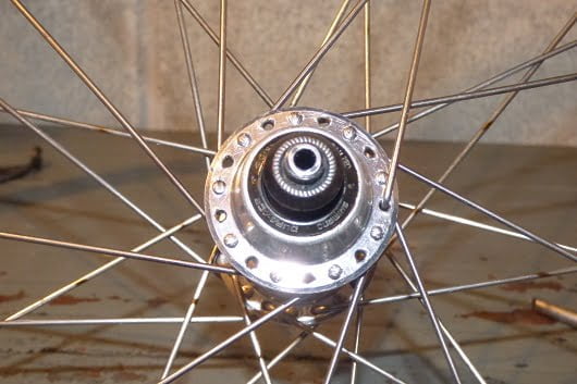 dettaglio mozzo ruota bici lato sinistro Ruota_58