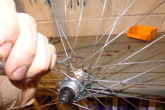 come drizzare i raggi del cerchio bici Ruota_71