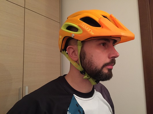 Due modi per indossare il casco da bici mtb