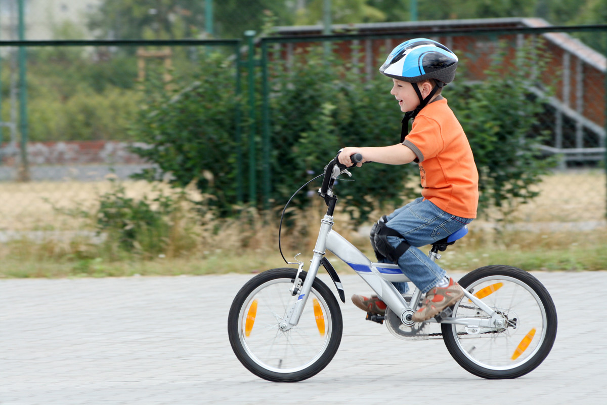Bambino in bicicletta