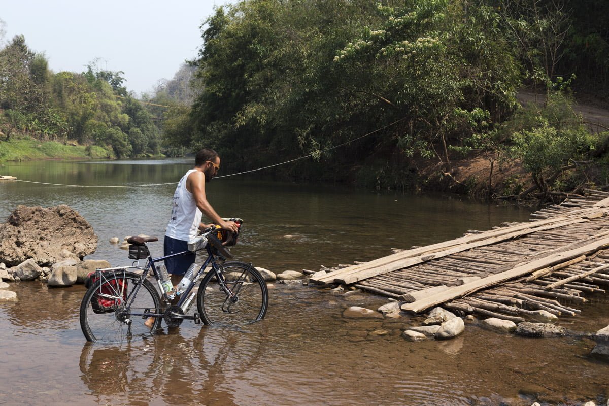 Ciclista nel fiume