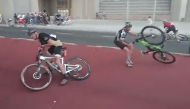 [video] Vento a 100km/h: bici e ciclisti volano via