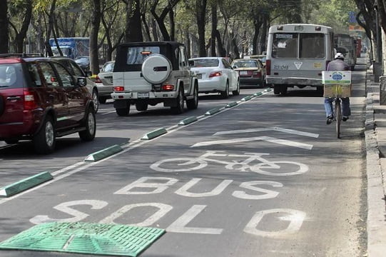 36ciclo......22-Noviembre-2012...Ciudad..foto....Fernando Ramirez..... Retiran algunos señalamientos de la Ciclovia del Paseo de la Reforma a la altura de Polanco.