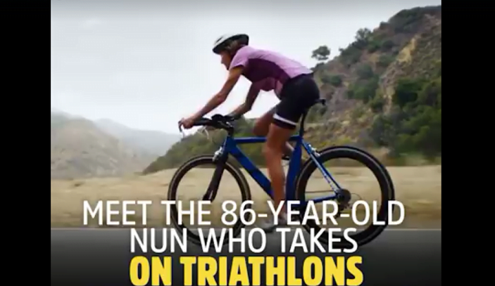 La suora di 86 anni che fa triathlon dopo la messa