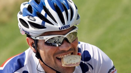 Cosa mangiare durante un’uscita in bici: ciclismo e alimentazione