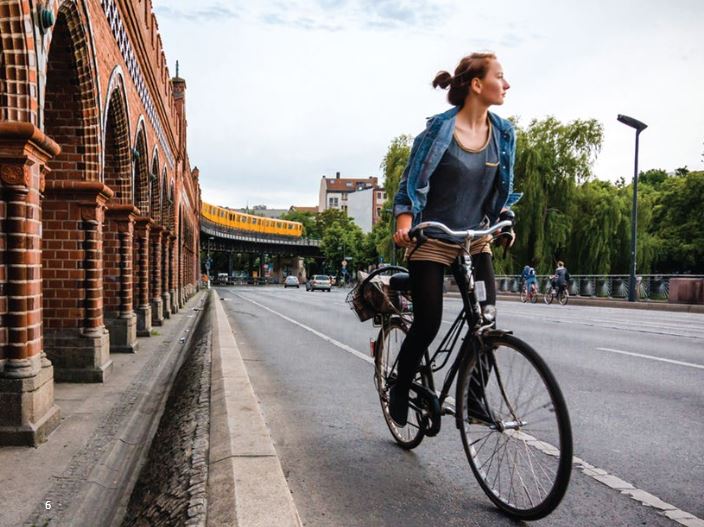 ragazza in bici